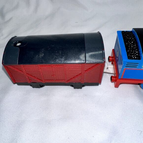 Thomas the Train Trackmaster Motorized Tank Engine Friends #1 2009 & Cargo Car - Picture 6 of 11